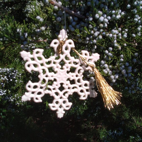 LENOX CHRISTMAS ORNAMENT - 2003 SNOWFLAKE - Picture 1 of 3